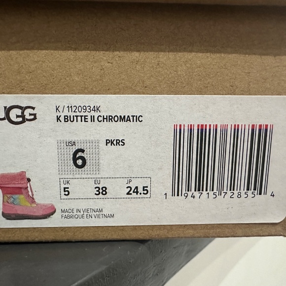 *Lightly worn, last season* Ugg Monochromatic Girls Boots - Picture 10 of 10